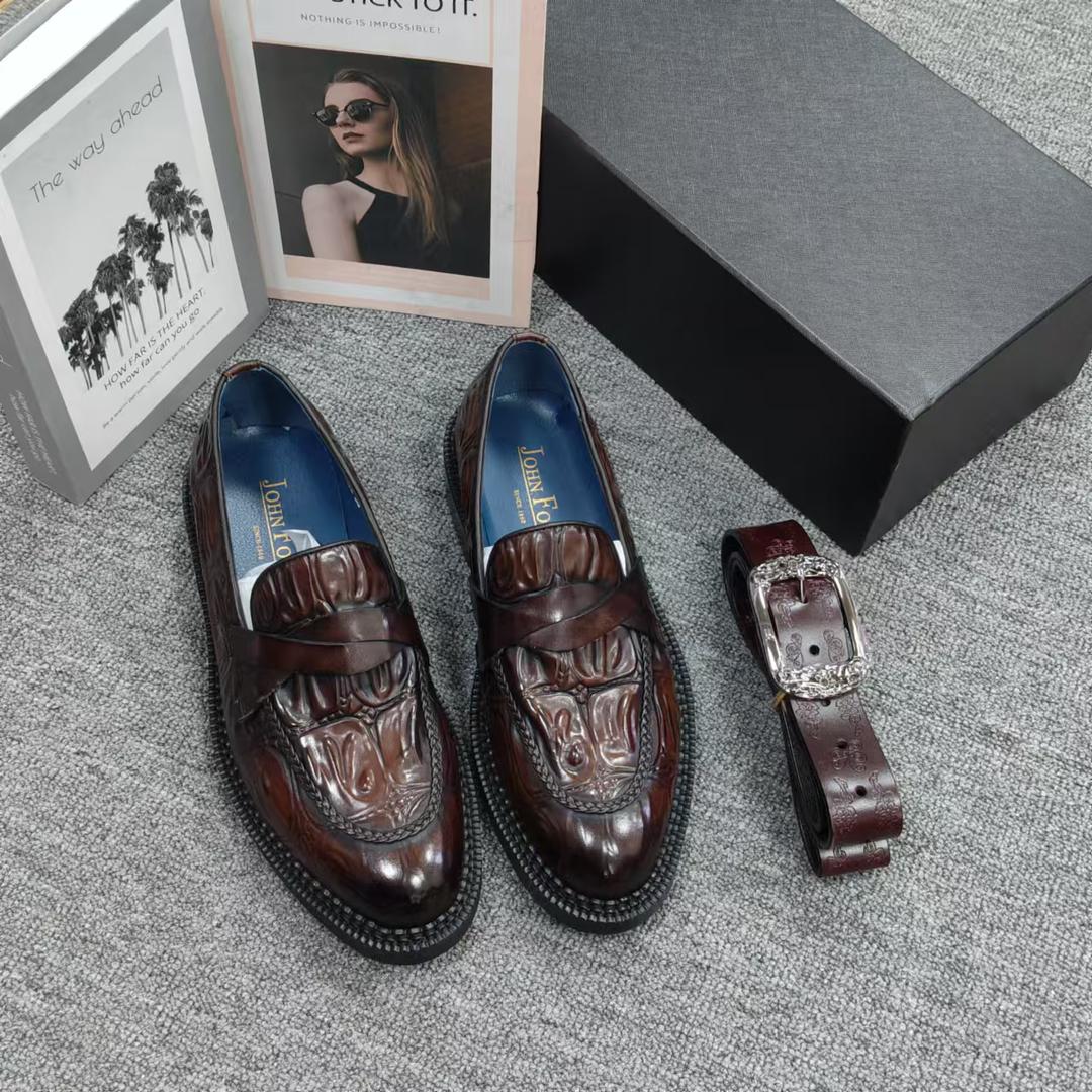 Mocassins en Cuir Verni Sculpté – Élégance et Originalité