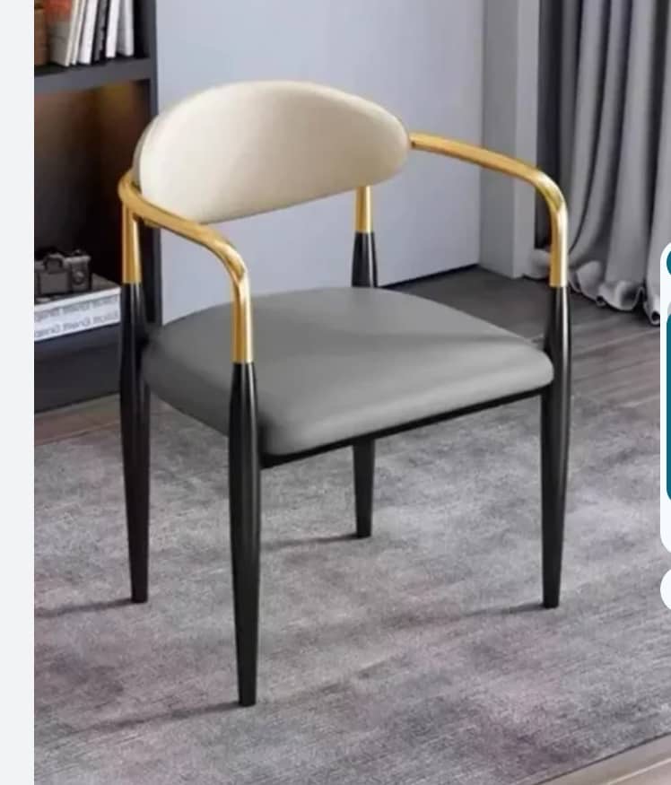 Chaise Design Moderne avec Accoudoirs - Assise Grise & Dossier Crème, Pieds Noirs avec Finitions Dorées