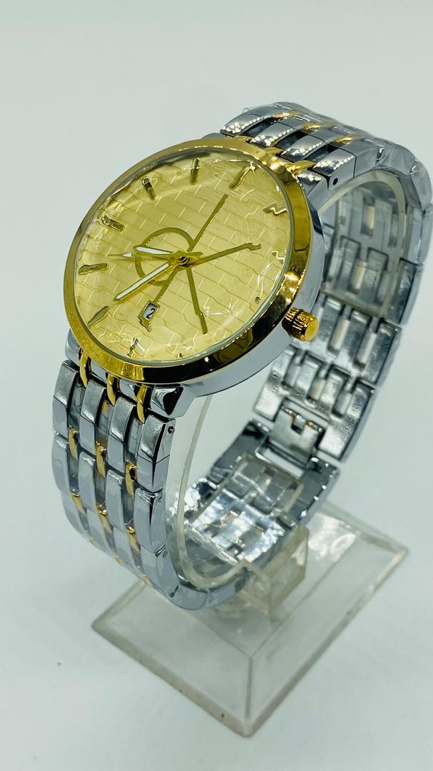 Montre Élégante Bicolore - Cadran Doré Texturé & Bracelet Acier Inoxydable